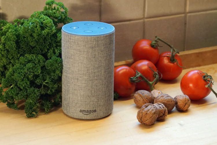 Mit Alexa Befehlen lässt sich die Songsauswahl auch dann ändern, wenn man beim Kochen alle Hände voll zu tun hat