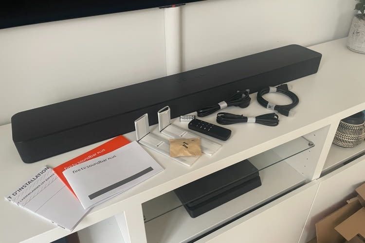 Die Fire TV Soundbar Plus kommt mit viel Zubehör