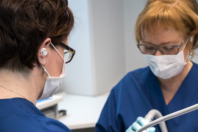 Die Ohrstöpsel entlasten das Gehör von Zahnarzthelfern wie Patienten