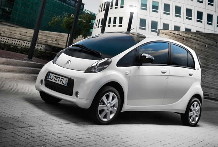 La Citroen C-Zero è costruita per la città: un'auto elettrica con un'autonomia ridotta, ma maneggevole.
