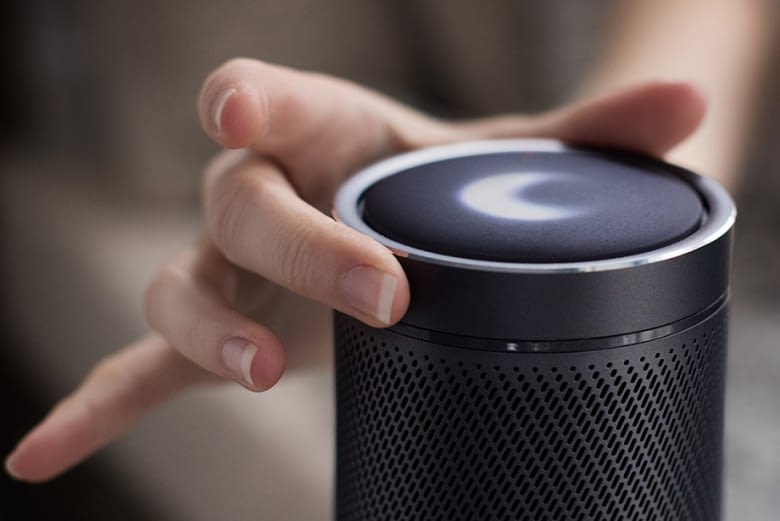 Lautstärkeregler mit LED-Einlage: Invoke ähnelt Amazon Echo auch äußerlich