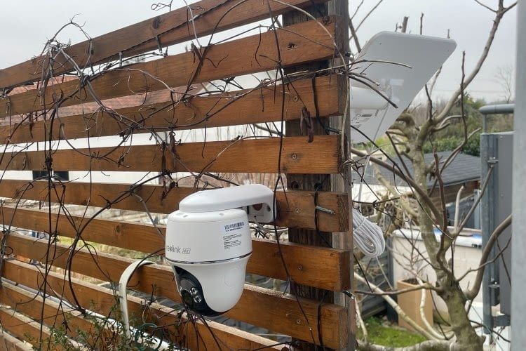 Die Reolink Argus PT Ultra mit dem Solarpanel