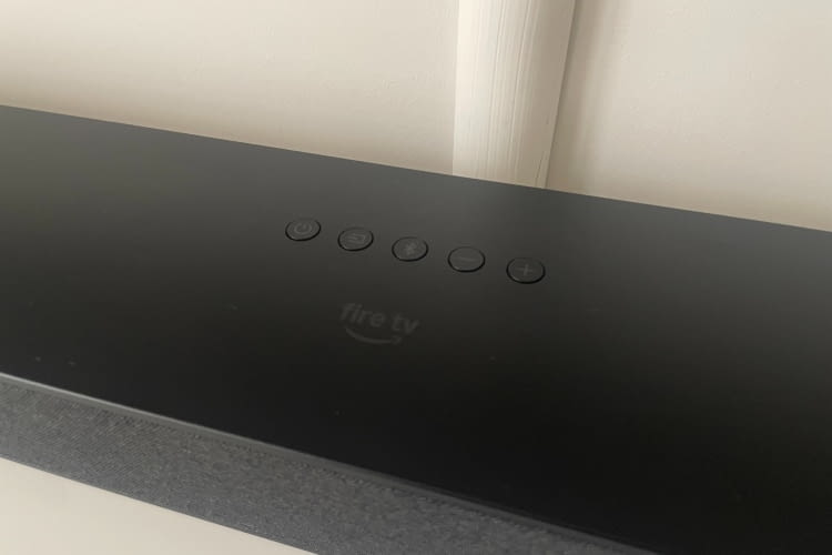 Auf der Oberseite kann die Soundbar auch direkt bedient werden