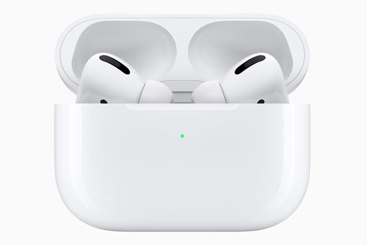 Gli Apple AirPods Pro e la custodia di ricarica sono disponibili in un semplice colore bianco.