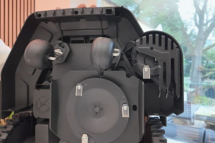 Drei Haupt- und zwei Seitenklingen sollen den Rasen auf die gew&uuml;nschte H&ouml;he bringen