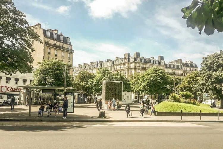 CityTrees filtern nicht nur schmutzige Stadtluft, die dienen auch als urbaner Treffpunkt und Lärmschutz – hier in Paris