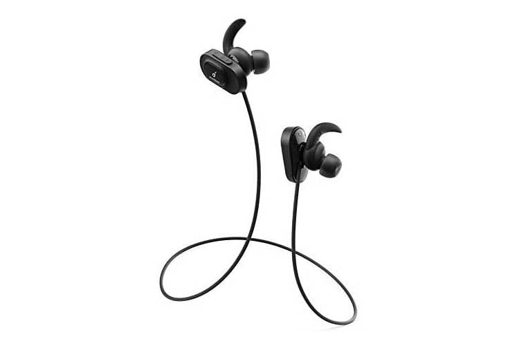 Die Anker Soundcore Sport Air Bluetooth Kopfhörer sind mit einem Kabel verbunden, dass im Nacken liegt