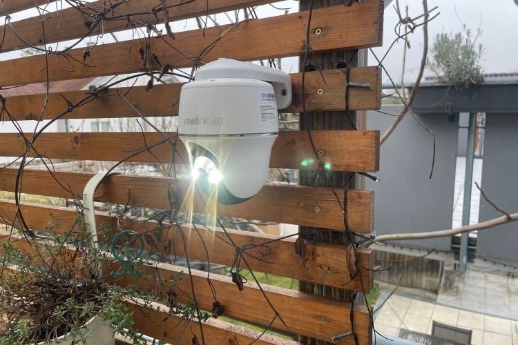 Das eingebaute Flutlicht sorgt auch bei Nacht f&uuml;r eine gute Farbdarstellung