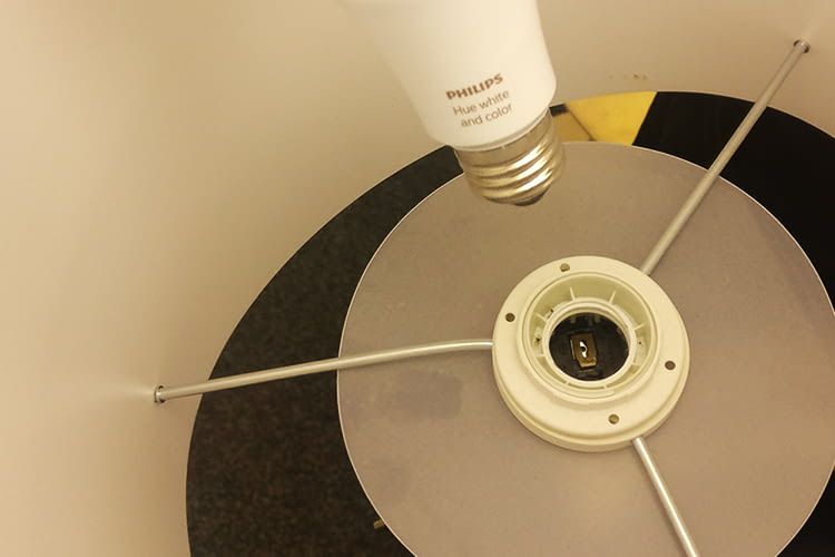 Philips Hue Lichtsteuerung einrichten: Als erstes die Hue-Leuchte in eine Lampenfassung eindrehen