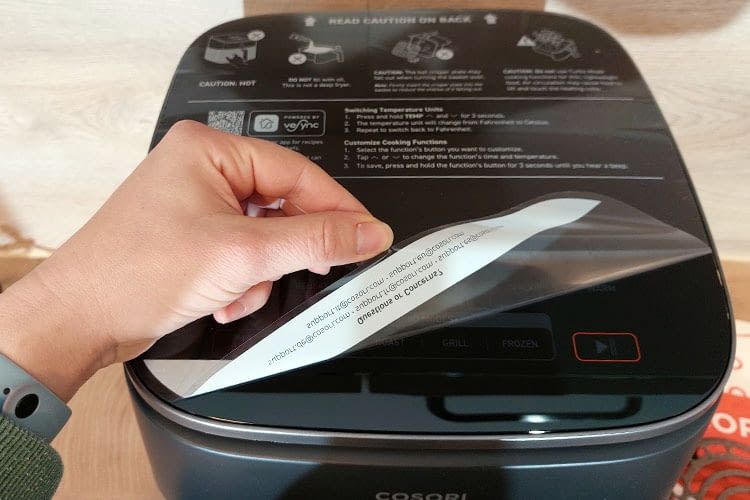 Auf der Schutzfolie sind die wichtigsten Bedienungstipps vermerkt