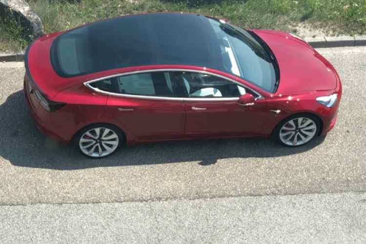 Mit einer Ladung schafft der Tesla Model 3 bis zu 430 Kilometer