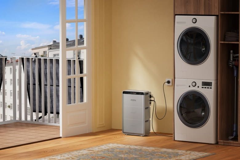 Je nach Modellvariante lassen sich Balkonkraftwerke oder PV-Anlagen anschlie&szlig;en