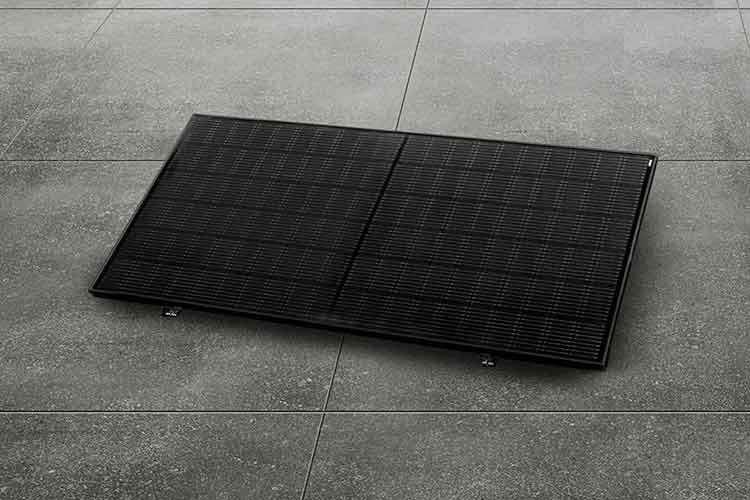 Die priwatt priFlat Stecker-Solaranlage behinhaltet ein modernes monokristallines Solarmodul mit 120 Halbzellen