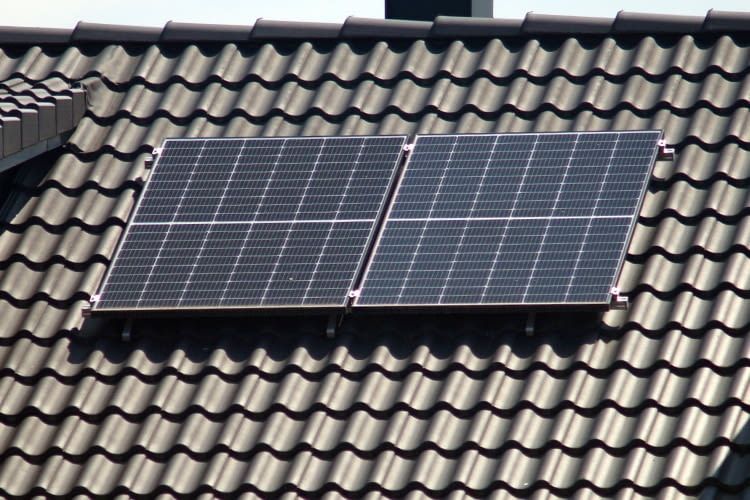 Viele Shops bieten auch Montag-Systeme für Schrägdächer an