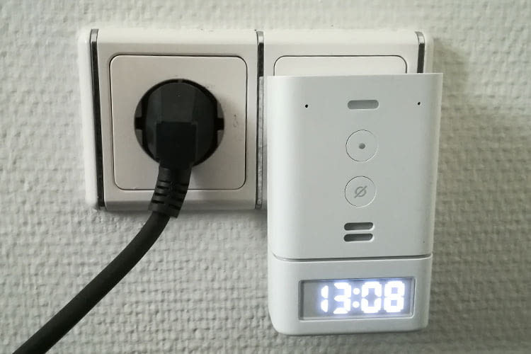 Mit der Smart Clock als Erweiterung für den Echo Flex wird die Uhrzeit in weißer Farbe angezeigt