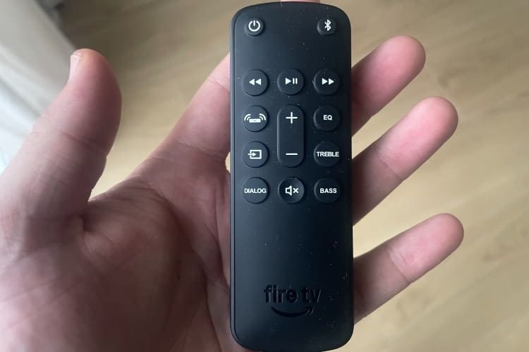Die Fernbedienung zur Soundbar ist klein und handlich