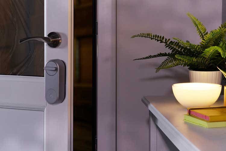 Das smarte Türschloss Yale Linus Smart Lock ist mit Philips Hue LEDs kompatibel