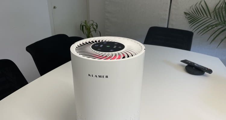 Bei schlechter Luftqualität leuchtet die LED des Klamer Air Purifier 300i rot