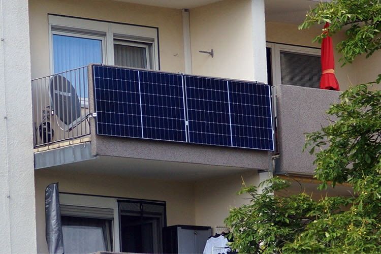 An einem Balkon ist die Montage meist einfach zu bewerkstelligen