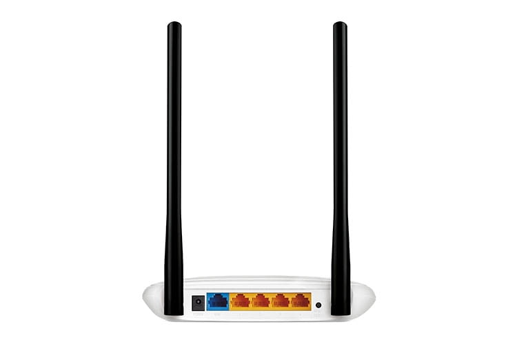 Auf der Rückseite des TP-Link TL-WR841N sorgen 4 LAN- und 1 WAN-Port für Anschluss