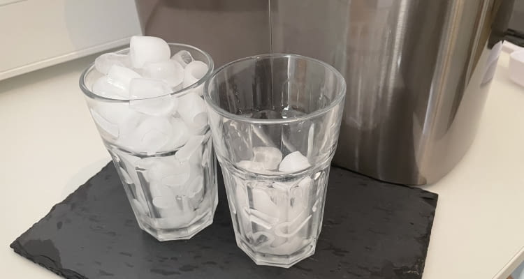 Nach einer Stunde bekamen wir etwa 1,5 x 350 Milliliter Eiswürfel in Größe S