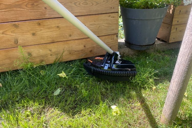 Dank des leistungsstarken Motors mäht der Worx Trimmer sehr gut, kann aber auch schnell für Schäden bei Blumen oder Bäumen sorgen
