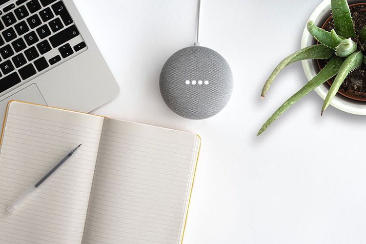 Am Arbeitsplatz kann Musik über einen Google Lautsprecher für nötige Entspannung sorgen