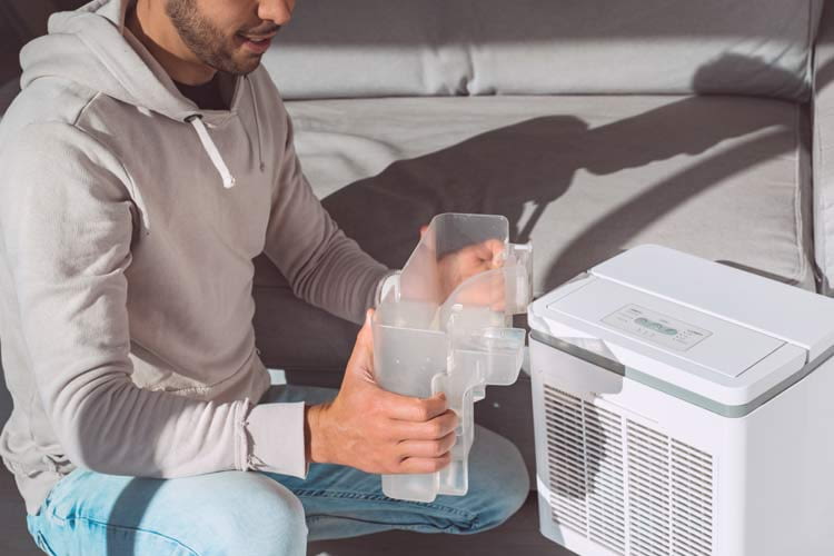 Vor allem bei kleineren Modellen sollte der Wassertank mehrmals am Tag geleert werden