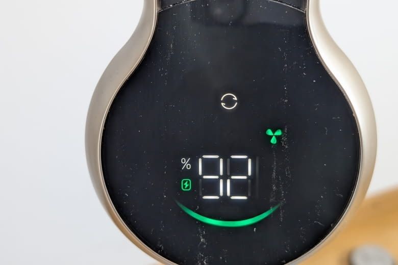 Der Mova S2 zeigt die wichtigsten Informationen auf einem runden Display an.