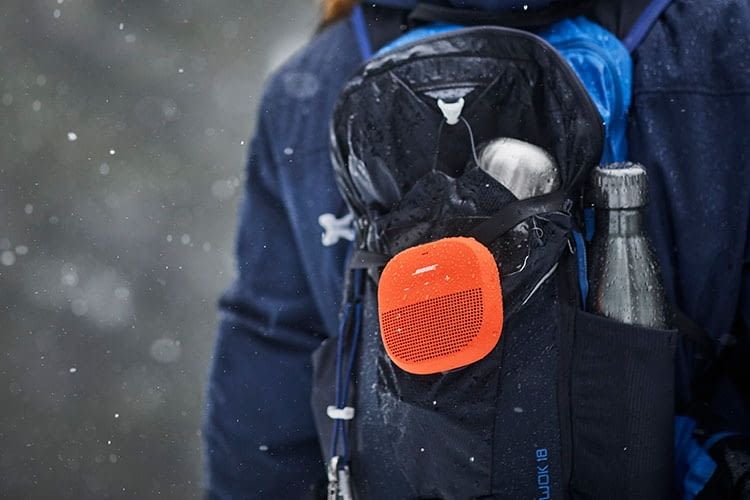 Outdoor Bluetooth-Lautsprecher BOSE SoundLink Micro an einem Rucksack angebracht
