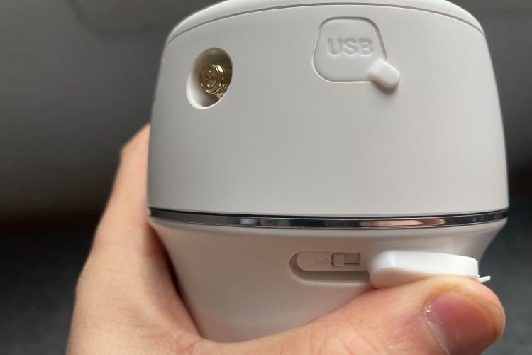 Auf der R&uuml;ckseite befinden sich die Anschl&uuml;sse f&uuml;r die Antenne und zum Laden des Akkus, sowie der An-Knopf