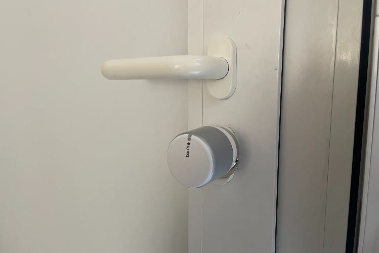 An der Tür wirkt das Smart Lock fast wie ein gewöhnlicher Türknauf