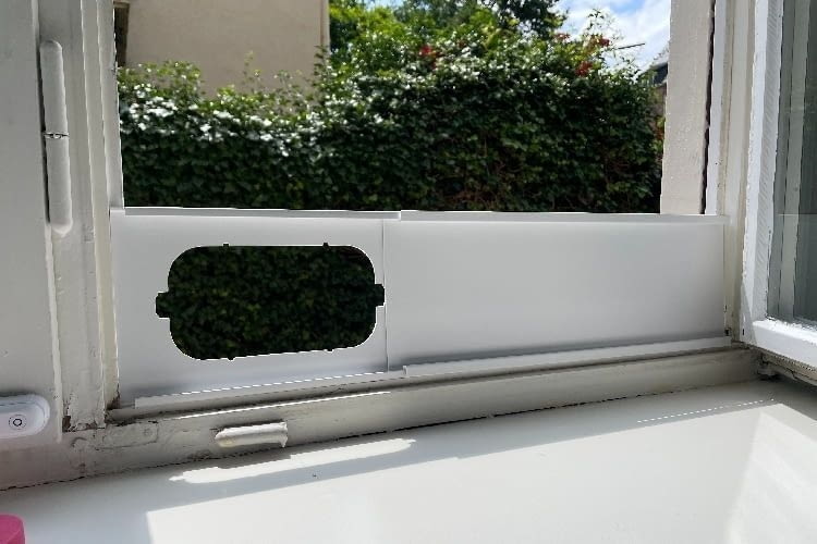 Der mitgelieferte Fenstereinsatz kann individuell auf die passende Größe verschoben werden