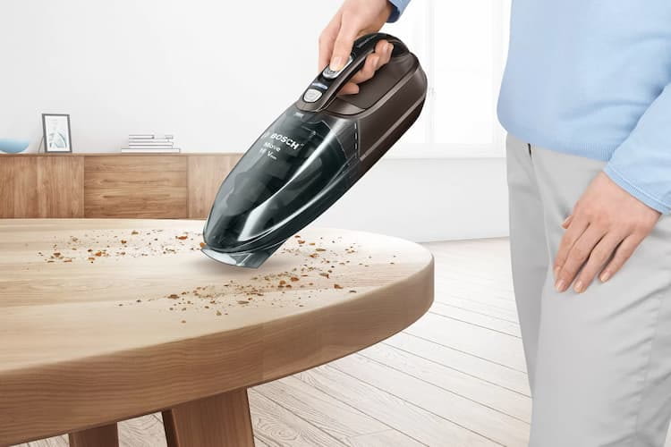 Gli aspirapolvere verticali come il Move di Bosch possono essere utilizzati in modo flessibile in casa.
