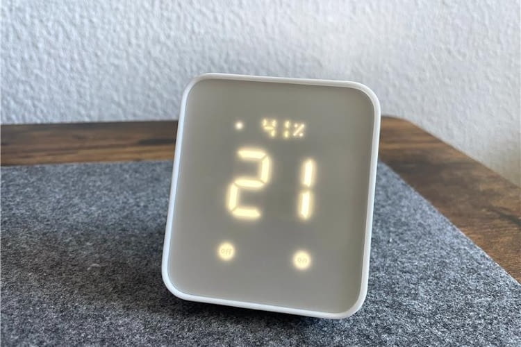 Das Display mit Temperatur- Luftfeuchtigkeitsanzeige, Status-LED und An-/Aus-Schalter