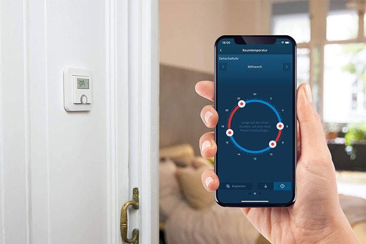 Die meisten smarten Fußbodenheizungen lassen sich wahlweise manuell an der Wand oder per App steuern