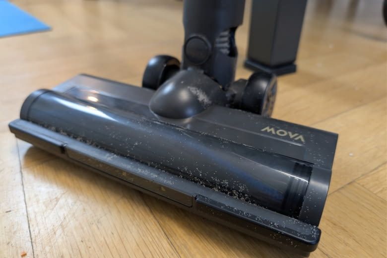 Nach dem Sandtest blieben deutliche R&uuml;ckst&auml;nde in der B&uuml;rste zur&uuml;ck.