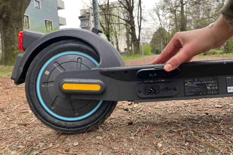 La connessione per la ricarica rapida è integrata nel Segway Ninebot Max G30DII e protetta dalla sporcizia e dalle intemperie da una copertura protettiva.