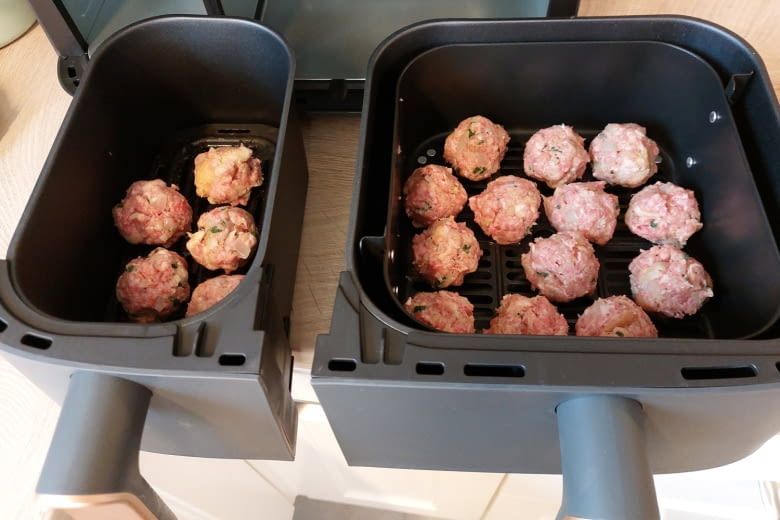 Dieses Modell hat zwei unterschiedlich große Fritterkörbe