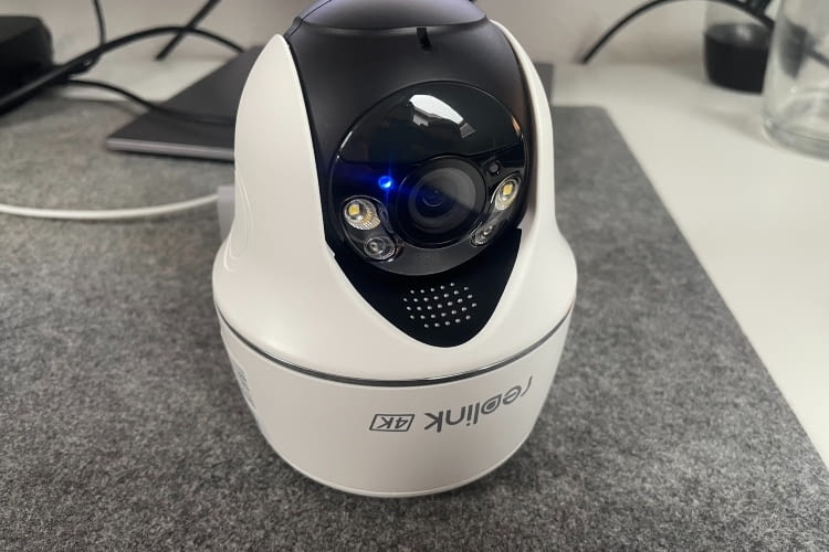 Sobald die Einrichtung erfolgreich war, leuchtet die blaue LED neben der Linse durchgehend