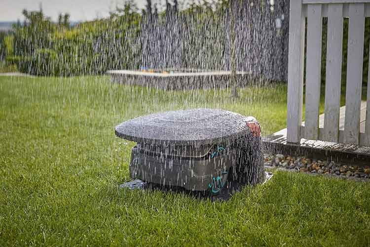 Bei Regen ist der Rasenroboter in seinem Unterstand am besten aufgehoben