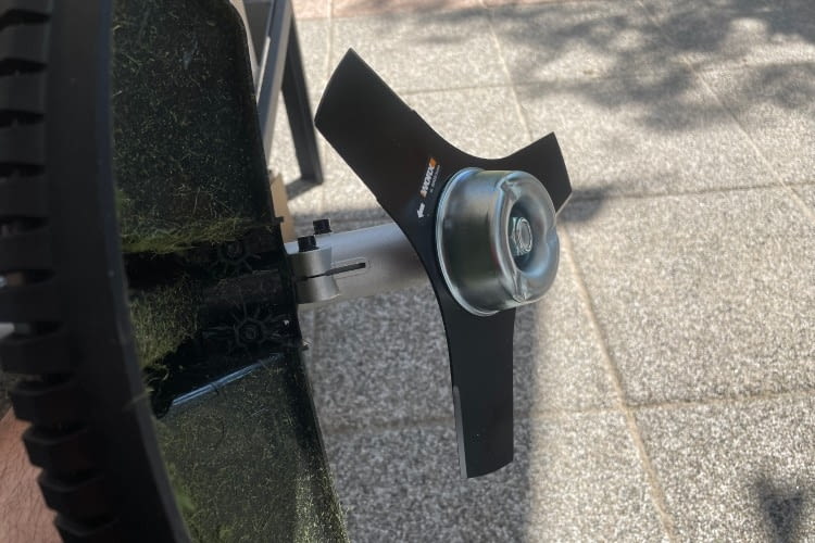 Mit der Trennscheibe lassen sich problemlos auch kleinere Sträucher niedermähen
