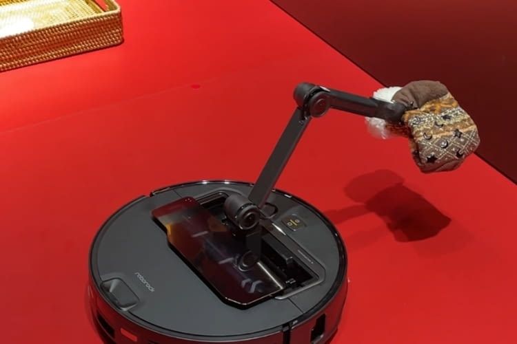 Socke finden, anheben und aufräumen. Alles kein Problem für den Roborock Saros Z70