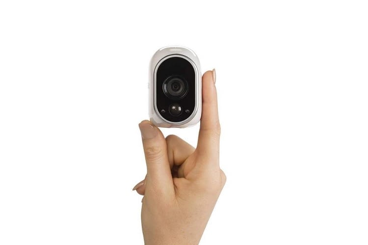 Die Arlo Überwachungskamera im Größenvergleich mit einer Hand