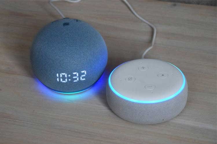 Im Direktvergleich zu Echo Dot 3 (rechts) sind die optischen Unterschiede klar zu sehen