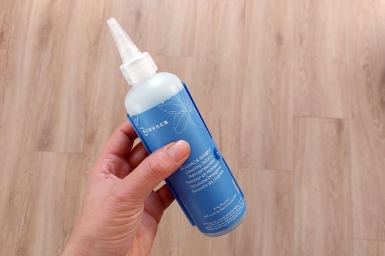 Bei unserem Test-Gerät waren 230 ml Spezialputzmittel dabei