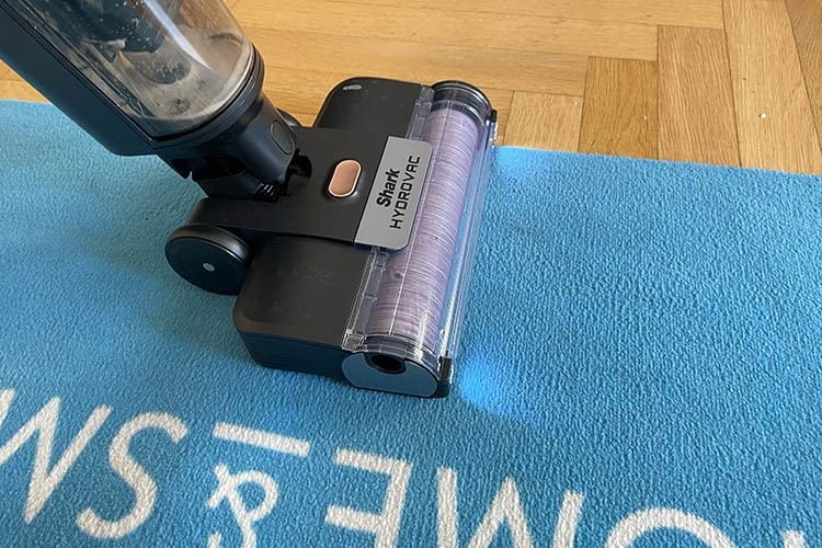 Der Shark HydroVac ist auch für Teppiche geeignet und besonders leicht