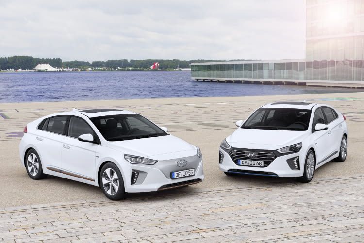 Der Hyundai IONIQ Elektro unterscheidet sich am Kühlergrill von seinen Hybrid Bruder.