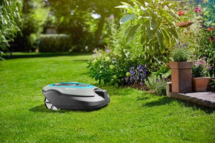 Dank SensorControl-Technologie erkennt GARDENA SILENO+ automatisch das Graswachstum