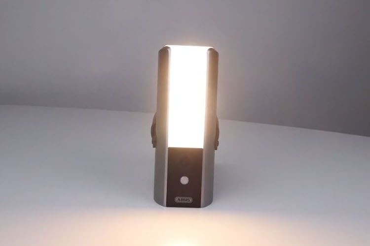 ABUS Smart Security World WLAN Lichtkamera PPIC36520 bringt mit 950 Lumen Licht ins Dunkel